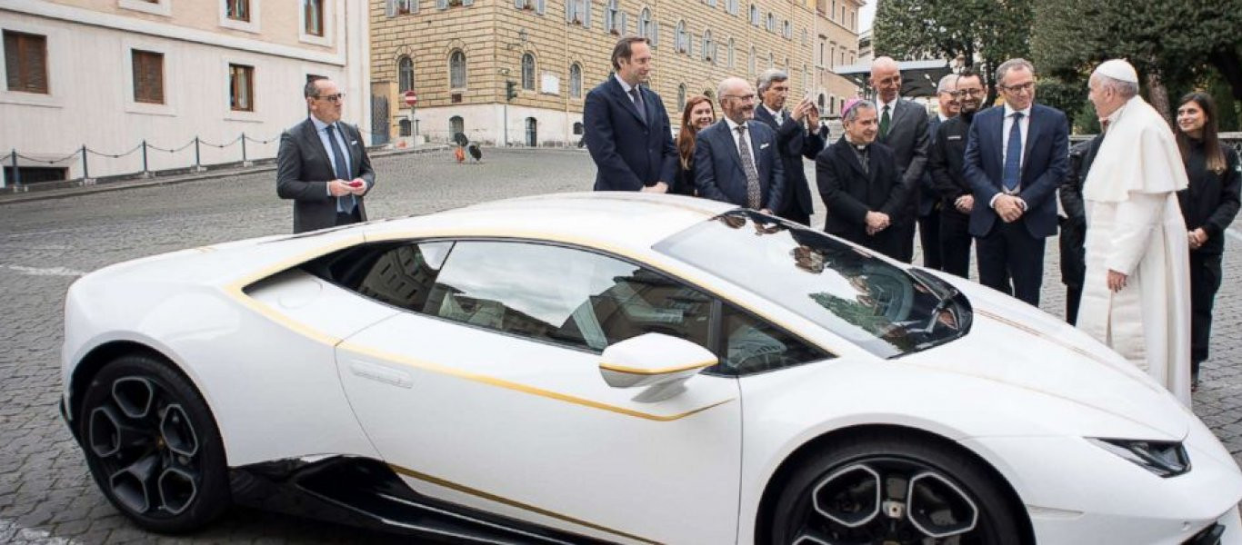 Χάρισαν μια Lamborghini Huracán αξίας 200.000 ευρώ στον Πάπα Φραγκίσκο, την ευλόγησε αλλά είπε ... «όχι» (φωτό, βίντεο)